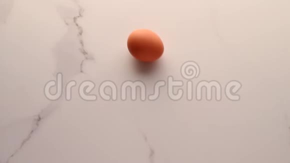 大理石桌上的鸡蛋作为最低限度的食物平躺顶部看食品品牌的视频平躺和烹饪的食谱视频的预览图
