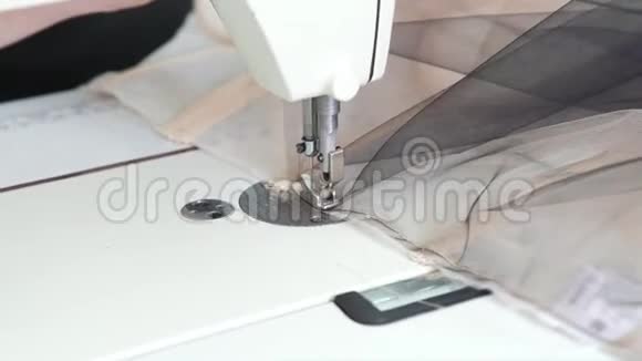 女裁缝手与带环的缝纫机缝制织物视频的预览图