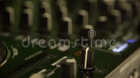 DJ站在调音台后面DJ控制器混合音乐扭转杠杆拍摄手特写视频的预览图