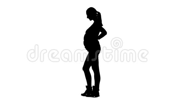 女孩期待孩子的出生她怀孕了背疼剪影白色背景慢动作视频的预览图