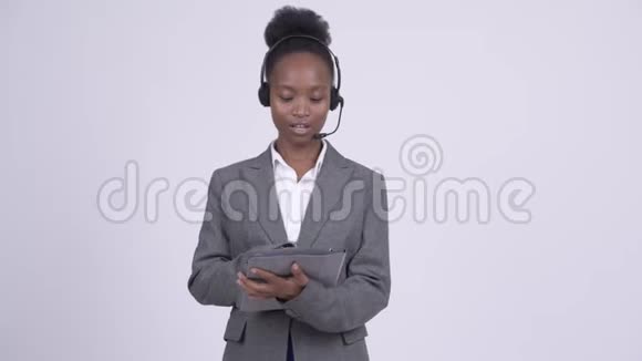 年轻快乐的非洲女商人使用数字平板电脑呼叫中心代表视频的预览图