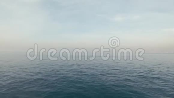 平静大海的全景水面上的涟漪和寂静视频的预览图