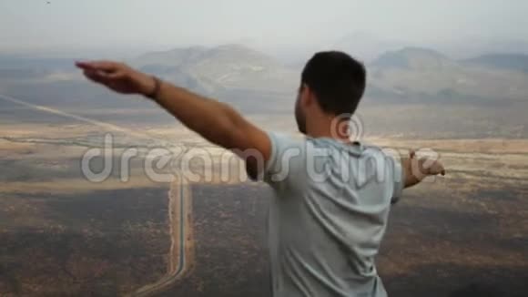 登上山顶的人到山坡上描绘飞行视频的预览图