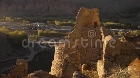 沙尔e祖哈克祖哈克市古老的沙漠废墟在山上沙漠村庄在一个山谷视频的预览图