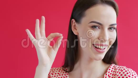开朗的女人打手势可以视频的预览图