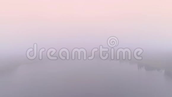 湖面上的雾无人机飞行欧洲的自然早晨视频的预览图