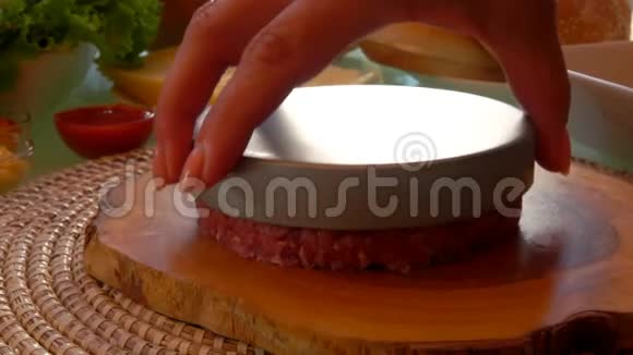 汉堡包的切块放在木板上视频的预览图