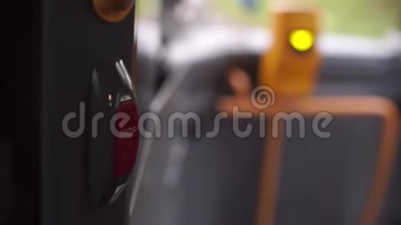 城市公共交通扶手上的急停按钮视频的预览图