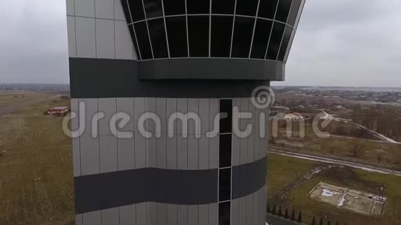 国际机场飞行管理空中管制塔台倾斜视频的预览图