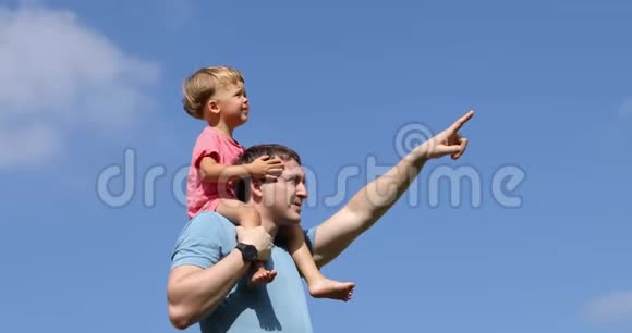 一个肩膀上有孩子的男人视频的预览图
