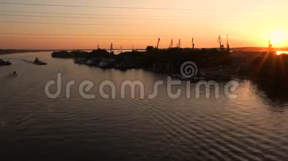 小船和船浮在河上视频的预览图