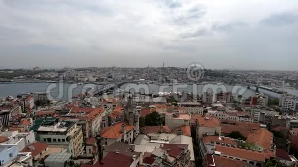 在伊斯坦布尔的屋顶阴云密布的天空和城市的街道上一览无遗美丽的时光流逝视频的预览图