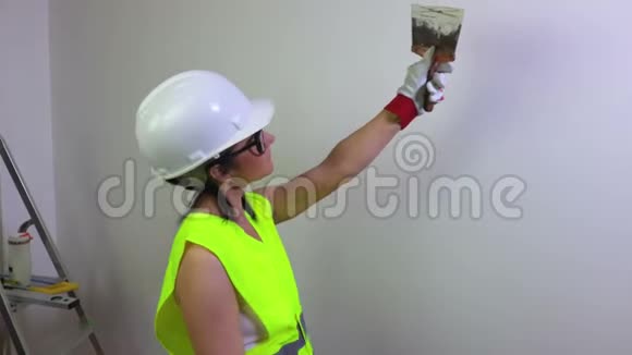女建筑工人检查墙壁并竖起大拇指视频的预览图