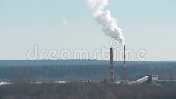 冬季阳光明媚的一天烟厂烟囱视频的预览图