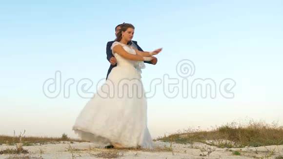 婚礼结束时新郎新娘的舞蹈快乐的年轻人笑着互相微笑爱视频的预览图