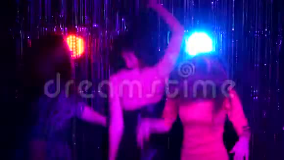 在派对上跳舞的女孩在五颜六色的灯光下视频的预览图
