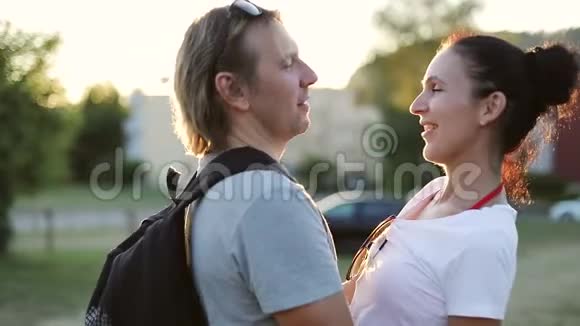 美丽的情侣在夕阳的背景下接吻视频的预览图