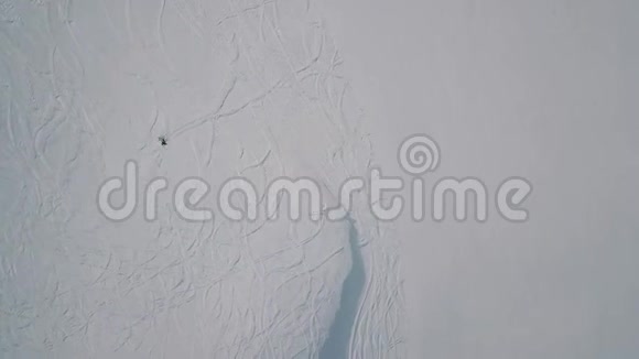 从上面看男子职业运动员在滑雪场滑雪道上骑山滑雪视频的预览图