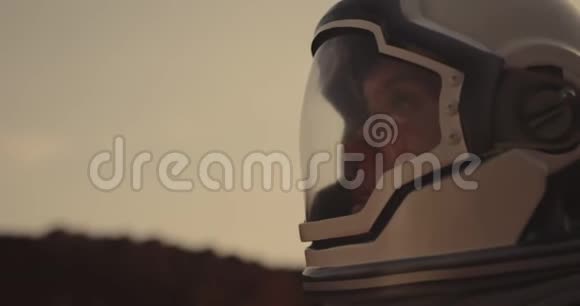 宇航员在火星上搜索视频的预览图