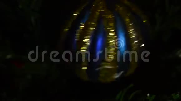在黑暗的背景下旋转一个闪闪发光的圣诞球视频的预览图