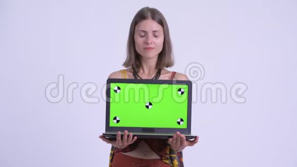 年轻快乐的时髦女人带着笔记本电脑看上去很惊讶视频的预览图