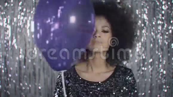 可爱的美国女性与气球吹纸屑在闪亮的背景视频的预览图