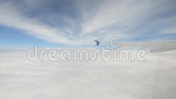 在蓝天白云的上空翱翔的飞机的翅膀视频的预览图