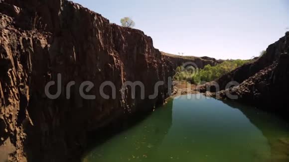 一个人从悬崖上跳进水里视频的预览图