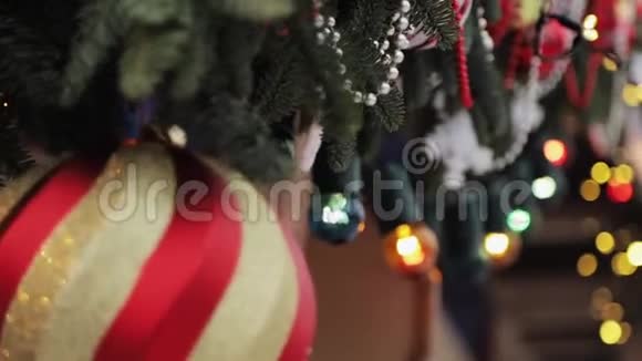 在圣诞集市上花环和珠子挂在屋顶上视频的预览图
