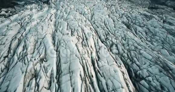 沿着瓦特纳霍卡尔冰川带飞近景冰岛冰山顶部的鸟瞰图视频的预览图