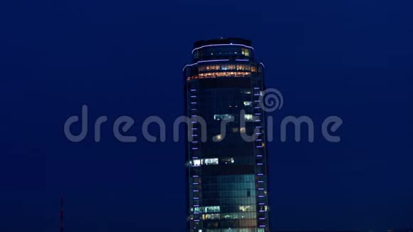 商业中心的空中景观在夜间城市的背景上有美丽的照明视频的预览图