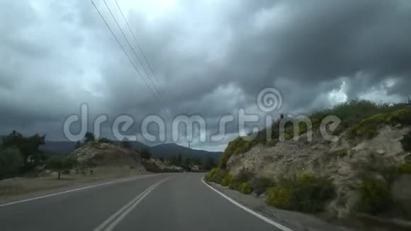 从车上看森林之路在山上俯瞰戏剧性的天空视频的预览图
