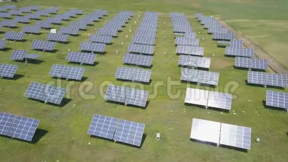 4太阳发电站的鸟瞰图无人机飞越太阳能电池板领域可再生绿色替代能源视频的预览图