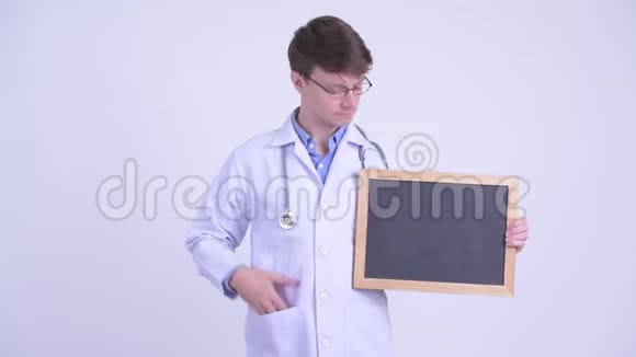 快乐的年轻人医生拿着黑板竖起大拇指视频的预览图
