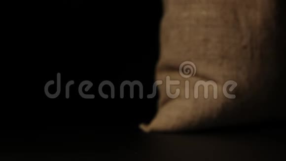 停止运动姜黄粉堆生长在囊附近视频的预览图