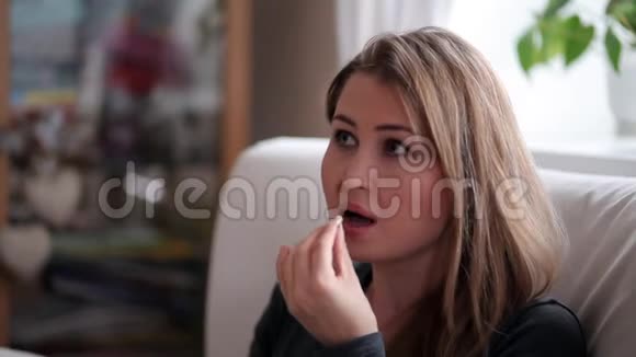 女人吃药喝水视频的预览图