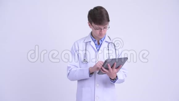 快乐的年轻人医生在电话里和使用数字平板电脑视频的预览图
