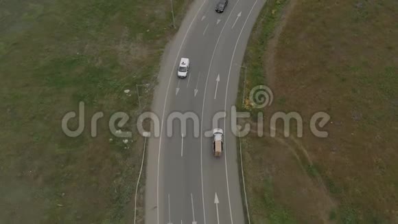 在第比利斯附近的格鲁吉亚高速公路上有汽车行驶视频的预览图