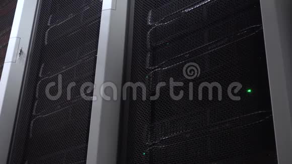 大型现代化计算中心带有闪烁灯的服务器机架视频的预览图
