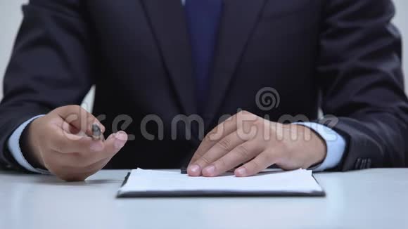 律师手拿笔签署业务合同销售协议特写视频的预览图