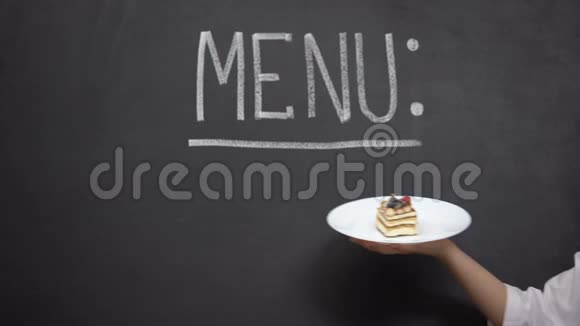 菜单背景上有蛋糕的手拿盘子餐厅里有美味的甜点视频的预览图