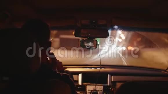从移动汽车穿过肮脏的挡风玻璃看热闹的城市视频的预览图