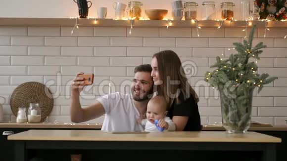 家庭父母和人的概念快乐的母亲和父亲带着孩子在家自拍视频的预览图