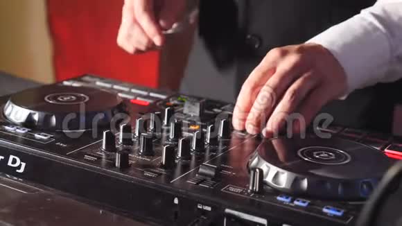 关闭DJ手在迪斯科俱乐部的现代CDUSB播放器播放派对音乐夜生活和娱乐概念主持人视频的预览图