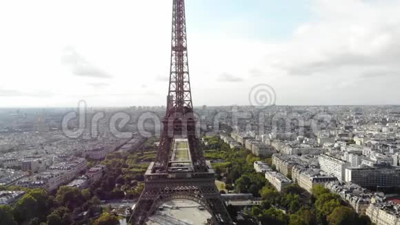 法国巴黎晴天埃菲尔铁塔的空中录像视频的预览图