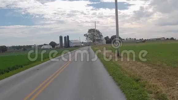 沿着阿米什的乡村行驶遇到一个阿米什农民在工作一个阿米什农场视频的预览图