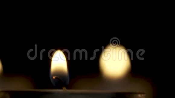 点燃的蜡烛在夜里慢慢地绕了一圈视频的预览图