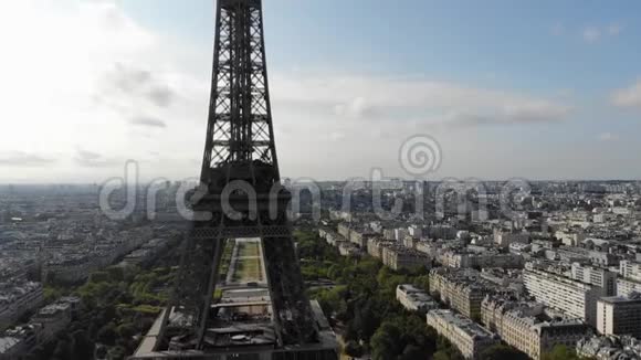 俯瞰巴黎和埃菲尔铁塔的空中景色视频的预览图