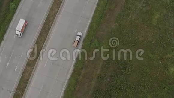 在第比利斯附近的格鲁吉亚高速公路上有汽车行驶视频的预览图