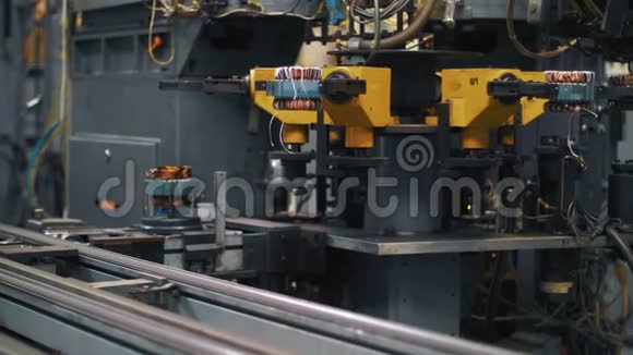 铜丝在工业工厂流水线上移动的金属细节视频的预览图